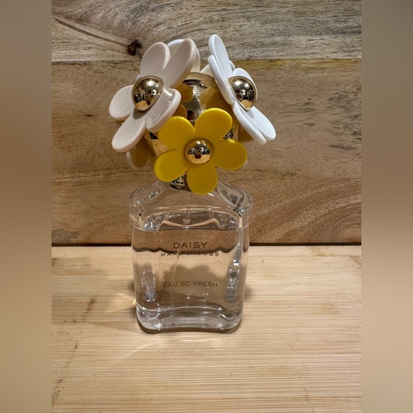 Marc Jacobs Daisy Eau So Fresh Bottle - Yellow, White, Gold 75 ML - Picture 2 of 6